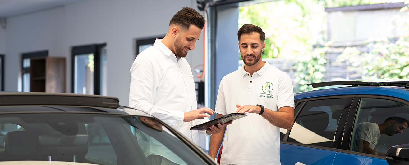 Auto verkaufen bei iTrust: Inhaber und Mitarbeiter präsentieren digital und persönlich hochwertige Gebrauchtwagen.
